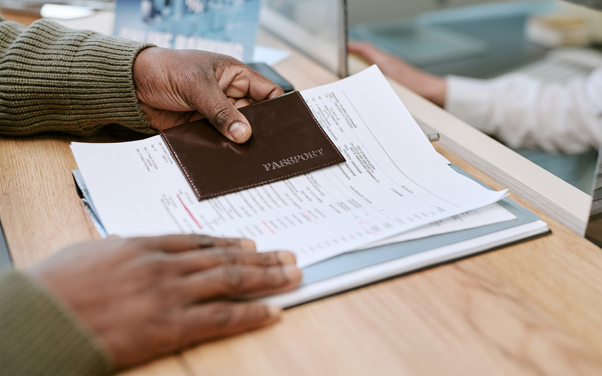Trámites de regularización de inmigrantes en España